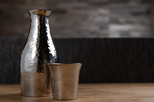 Juego de frasco y vaso para sake de acero inoxidable de doble pared (acabado martillado)