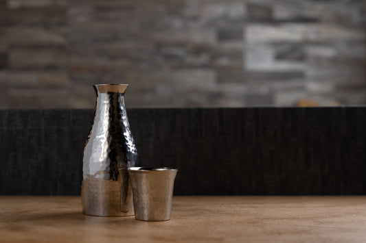 Juego de frasco y vaso para sake de acero inoxidable de doble pared (acabado martillado)